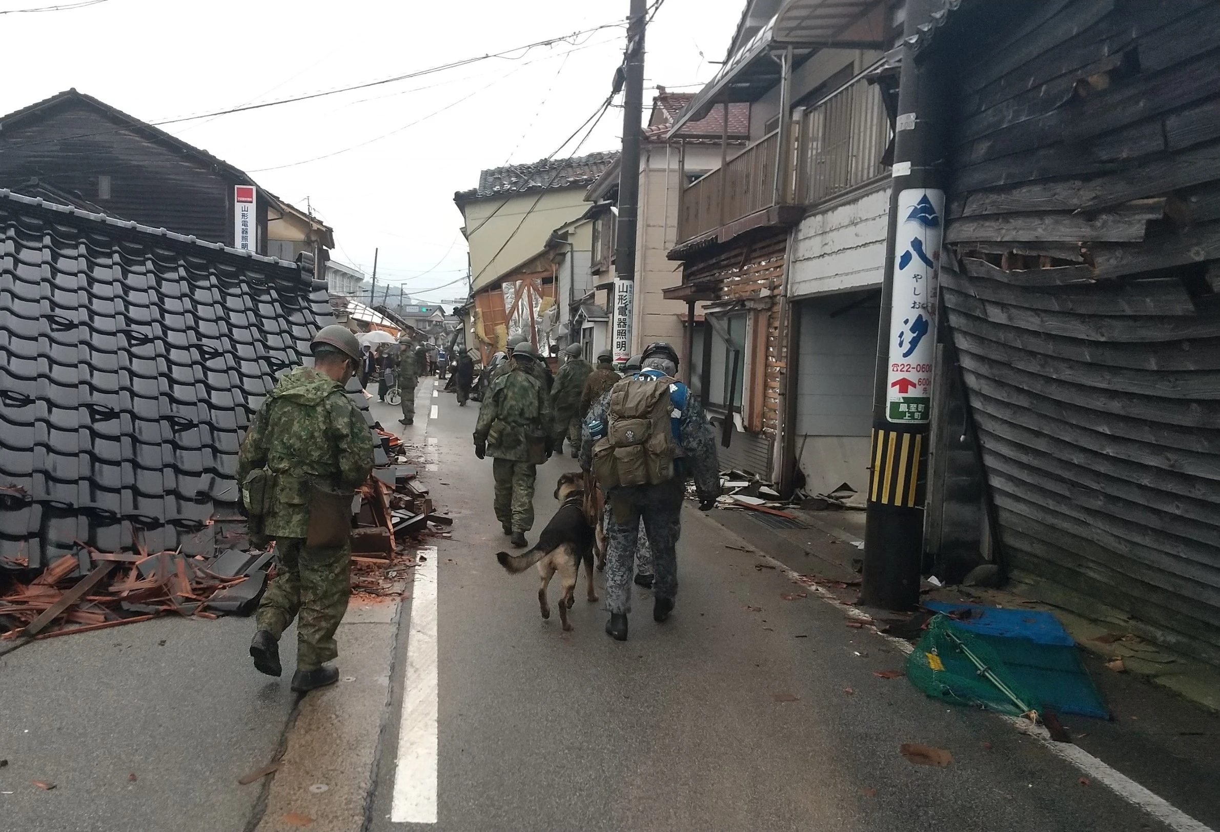陸上自衛隊　家屋倒壊